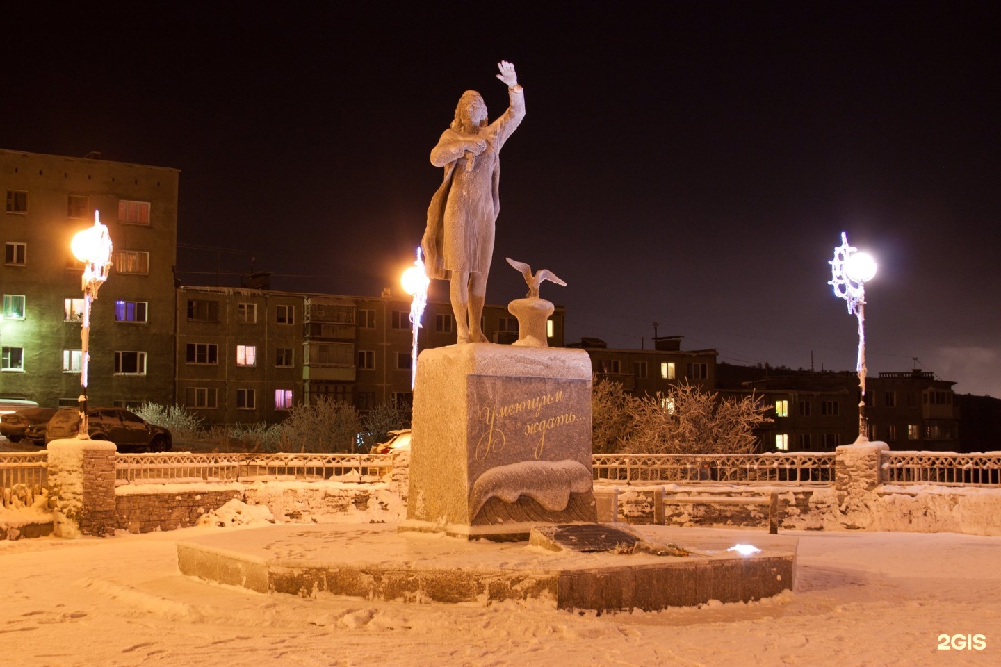 Статуя ждущего. Памятник ждущей в Мурманске. Памятник умеющим ждать в Мурманске. Ждущая Мурманск. Мурманский статуя ждущая.