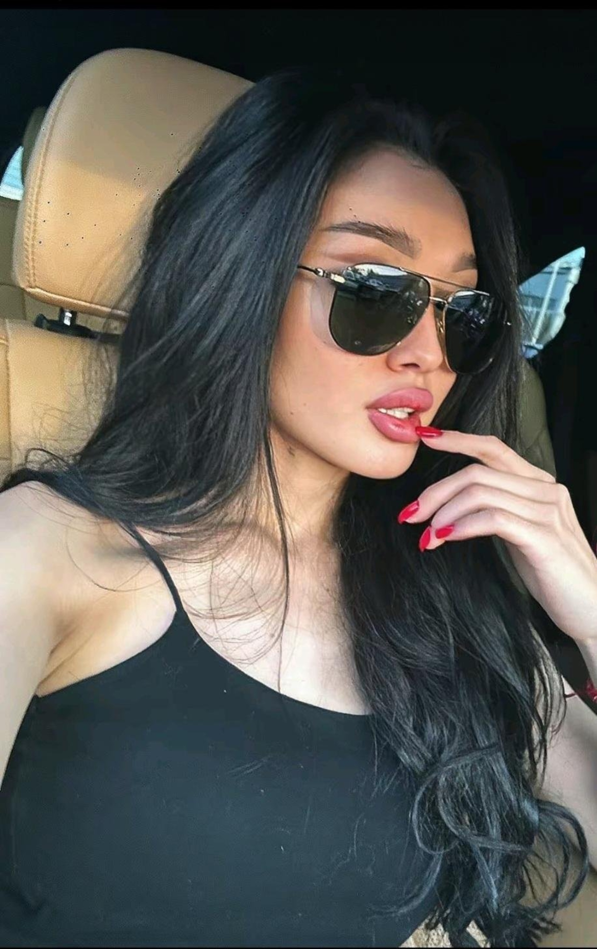 Қыздар шұбырып отыр