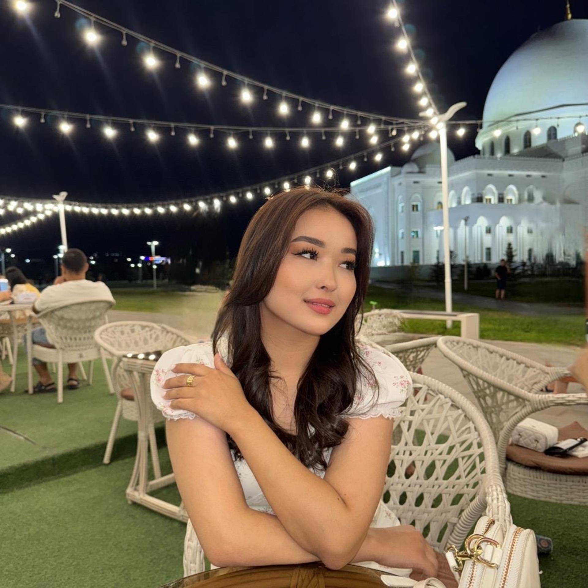 Автокөлікпен жалаңаш жұлдыздардың писькасы