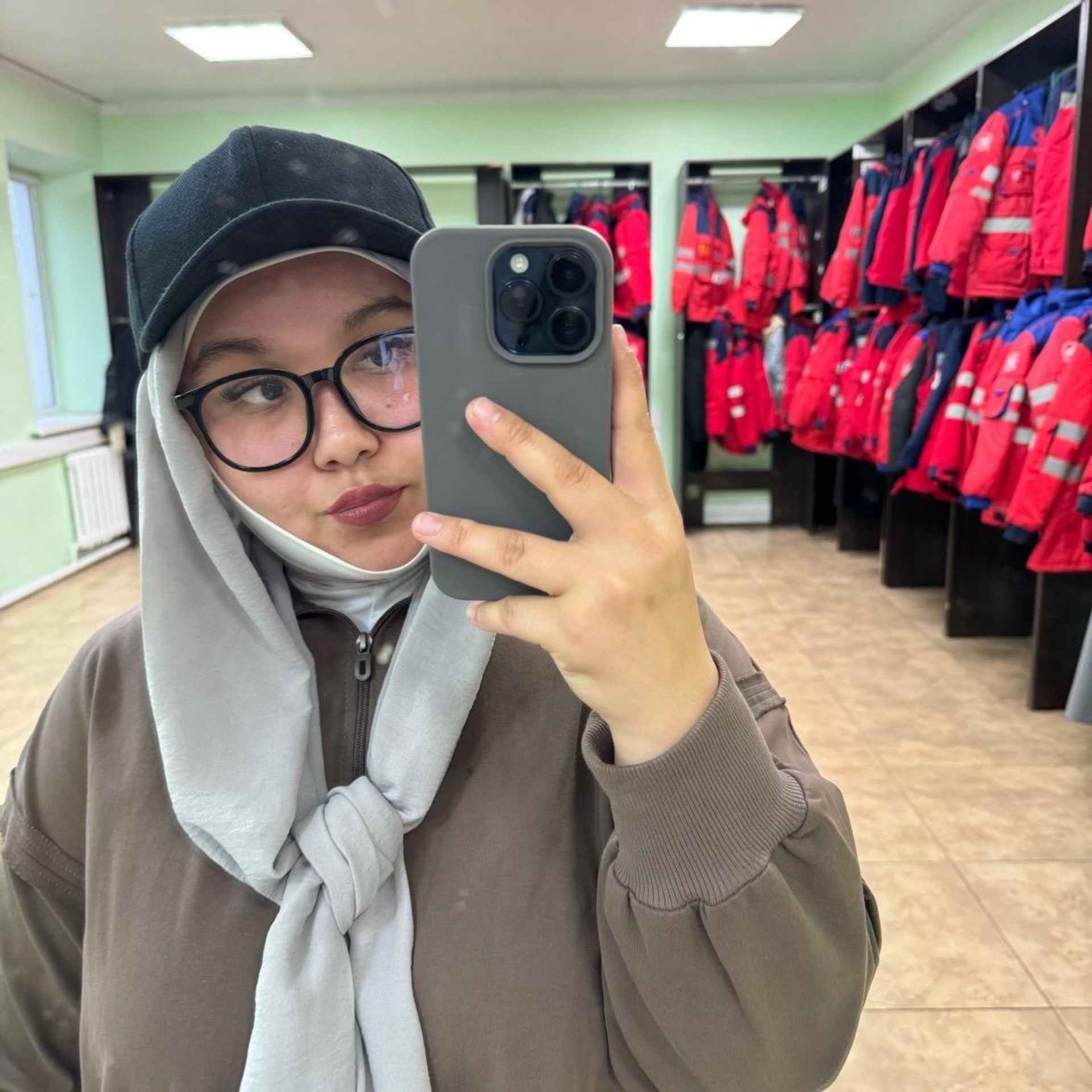 Әйелі ұйықтап жатыр, күйеуі басқаларды желіде трахает