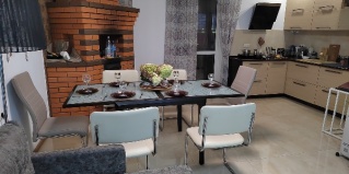 Октябрьский: Коттедж Гостевой дом в лесу у залива